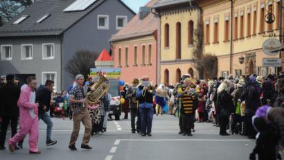 Bild: brü
Die Musikkapelle führt den Schnaittenbacher Faschingszug an - auch 2019 wieder am Faschingssonntag, an dem gleichzeitig vier Umzüge im Kreis Amberg-Sulzbach stattfinden.