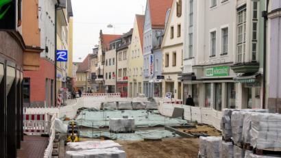 Bild: Gerhard Götz
In der Friedrich-Ebert-Straße wird diese Woche noch gebaut. Ab dem 3. Dezember ist die Haupteinkaufsstraße für Fußgänger und Radler frei, ab 10. Dezember dann für den gesamten Verkehr.