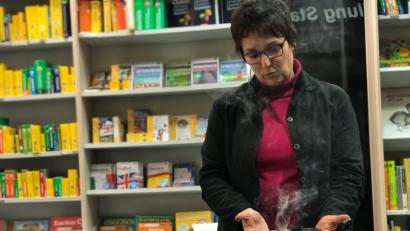 Bild: eig
Die Kräuterführerin Ulrike Gschwendtner verwendet ausschließlich heimische Pflanzen. Die Grundlagen des Räucherns erläutert sie bei einem Vortrag in der Buchhandlung Stangl & Taubald.
