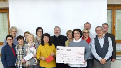 Bild: cv
Lions-Präsidentin Claudia Kaufmann (Fünfte von rechts) übergab Pater Gerhard Lagleder (Mitte) im Beisein der Clubmitglieder 3000 Euro. Der Frauenbund Oberköblitz stockte die Spende noch um 200 Euro auf.