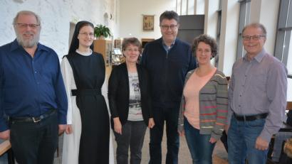 Bild: jr
Aus diesen Personen setzt sich die neue Vorstandschaft des „Konnersreuther Ring“ zusammen. Mit dabei sind (von links) Vorsitzender Pater Benedikt Leitmayr, Schwester Hanna-Maria Ehlers, Gudrun Schiml, Josef Eckert, Cornelia Buhlmann und Bürgermeister Max Bindl.