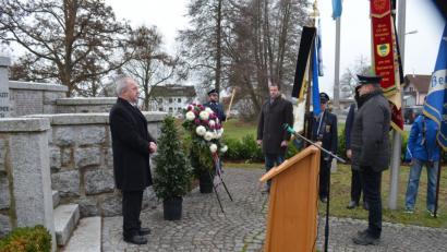 Bild: fz
Bürgermeister Gerhard Scharl (links) und Stefan Fichtner (rechts) legen den Kranz nieder