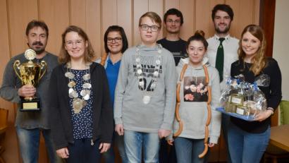 Bild: dob
Erstmals in der Geschichte der Kaimlinger Schützen gibt es einen Schützenkönig in der Klasse der Damen und Herren. Mit Anja Marzi (Zweite von links) steht gleich eine Frau an der Spitze. Paul Bäumler (Vierter von links) ist Jugend- und Schülerkönig. Auch er präsentiert eine neue Kette. Schützenmeister Thomas Eiberweiser (Zweiter von rechts) gratuliert den erfolgreichen Teilnehmern.