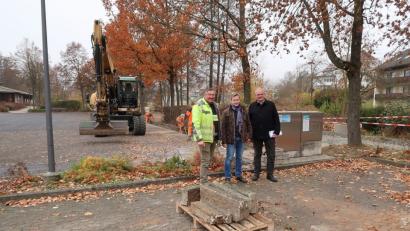 Bild: bsc
Markante und viel benutzte Wege, Flächen und Straßen werden derzeit umgebaut, verschönert und verbessert. Ein Bild vom Baufortschritt machen sich Bürgermeister Gottfried Härtl und Diplom-Ingenieur Markus Münchmeier. Links Polier Michael Zintl von der ausführenden Firma Schaumberger.
