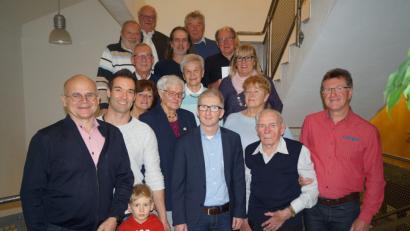 Bild: fg
Vordere Reihe die Mitglieder des Vorstandsteams des TuS Hirschau links Manfred Groher, Mitte Klaus Wild, rechts Dieter Held mit den am Ehrenabend anwesenden langjährigen verdienten Mitglieder des TuS Hirschau.