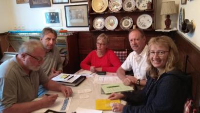 Bild: bk
Abschließende Besprechung der europäischen Jugend-Projektwoche im Hause der Bürgermeisterin (von links): Hartmut Schendzielorz, Gerd Müller, Madame Nicole Oury, Francis Kurtz, Christiane Regn.