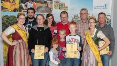 Bild: exb
Bei der Ehrung (von links): Honigkönigin Doris Grünbauer, Stefan Hubmann, Petra Klughardt, Familie Stefan Riedl (fünf Personen), Helmut Heuberger, Honigkönigin Katharina Eder und Frank Pamler.