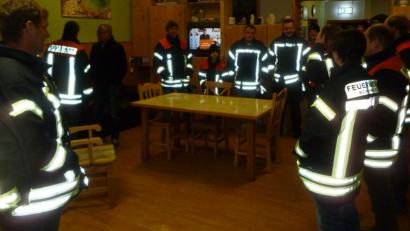Bild: exb
Die Mannschaft der Feuerwehr Schönsee machte sich bei einer Begehung im Pflegeheim Jägerhof ein Bild von der Einrichtung.