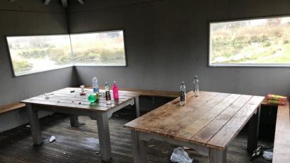 Bild: Stadt Vilseck
Reste eines „Saufgelages“? Laut Vilsecks Bürgermeister Schertel wurde viel Müll rund um den Pavillon in den Vilsauen gefunden.