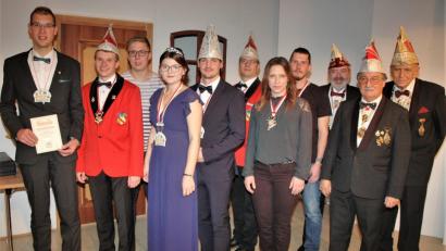 Bild: kro
Ehrungen gab es bei der Rosamunde Mähring. Im Bild: (von links) Thomas Göhl, Moritz Kilian, Martin Riedl, Prinzessin Selina I., Prinz Dominik I., Markus Frötschl, Jasmin Völkl, Martin Freundl, Günter Fennerl vom Ordenskapitel Oberfranken, Sitzungspräsident Erwin Jaspers und Präsident Heinz Kilian.