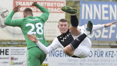 Bild: Ziegler
Überflieger: Der Gebenbacher Mittelstürmer und Torschütze zum 2:0, Marco Seifert (rechts), gerät im Kampf um den Ball mit dem Abtswinder Linksverteidiger Christopher Lenhart unabsichtlich hart aneinander.
