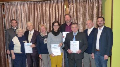Bild: hme
Landtagsabgeordneter Stephan Oetzinger (hinten, links) und CSA-Kreisvorsitzender Armin Bulenda (rechts) ehren treue Mitglieder.