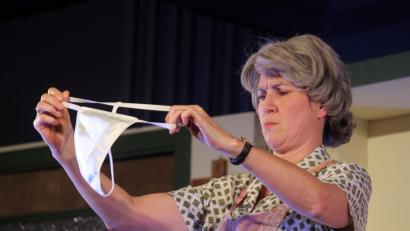 Bild: stg
Dem prüfenden Blick von Schneiderin Martha (Claudia Lohmann) hält kaum ein Stück Unterwäsche stand.