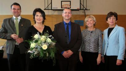 Bild: Hirsch
Zweite Bürgermeisterin Ulrike Roidl, Ministerialbeauftragte Maria Kinzinger (von rechts) und Landrat Thomas Ebeling (links) hießen Direktor Stefan Neumeier (Mitte) als Leiter der KMK-Realschule Schwandorf willkommen. Mit im Bild dessen Lebensgefährtin Petra Bothner (Zweite von links).