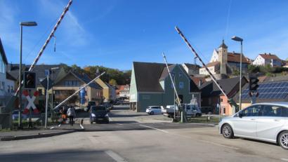 Bild: bl
Werden hier bald Güterzüge im Fünf- bis Zehn-Minuten-Takt vorbeirollen? Die Sorge um den Lärm war Thema bei der Bürgerversammlung, die Trassenplanung für den Bahnübergang rückte in den Hintergrund.