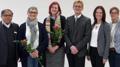 Bild: tr
Mit einem ökumenischen Wortgottesdienst wurde Doris Mehler (Zweite von links) als neues Mitglied des Besucherdienstes im Krankenhaus Tirschenreuth begrüßt. Mit auf dem Bild, von links Pater Joseph sowie von rechts, Pflegedienstleiterin Michaela Helm, Krankenhauschefin Claudia Kost, Pfarrer Christoph Seidl und die evangelische Pfarrerin Stefanie Schön.