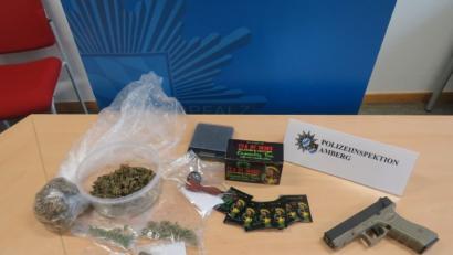 Bild: Polizeiinspektion Amberg
Diese Betäubungsmittel hat die Polizei bei der Durchsuchung sichergestellt. Bei der Waffe rechts dürfte es sich um eine Softairpistole handeln. Sie wird noch auf "waffenrechtlich bedeutende Veränderungen" überprüft.