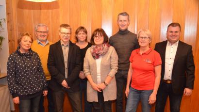 Bild: fz
Beim ATSV bleibt Martin Käck (Dritter von links) Vorsitzender. Mit Irene Laubenstein (Vierte von rechts) hat er eine neue Stellvertreterin. Rechts Bürgermeister Karlheinz Budnik.