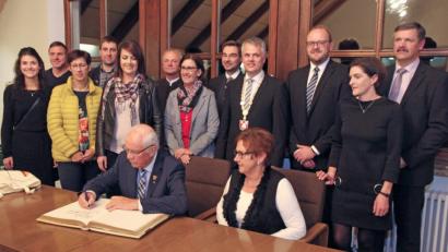 Bild: nm
Ein bewegender Abend: Nach der Verleihung der Bürgermedaille trug sich Altbürgermeister Johann Werner im Kreis der Familie und der Ehrengäste in das Goldene Buch der Gemeinde ein.