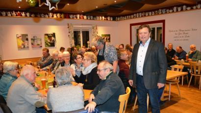 Bild: Schmola, Werner
Gut besuchte Bürgerversammlung in der Hofkäserei Lang in Oed. Bürgermeister Gerhard Kellner (stehend) informiert über die aktuelle Gemeindepolitik.