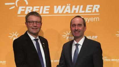 Bild: exb
Hans-Martin Grötsch (links) mit FW-Landesvorsitzenden Hubert Aiwanger nach der Wahl in Essenbach.