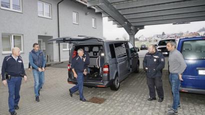 Bild: fvo
Ausgeliefert aus Tschechien, auf dem Weg in ein deutsches Gefängnis: Alexei W. (Zweiter von links) folgt Kommissar Michael Süß (Mitte) in den Gefangenentransport. Rechts Polizeioberkommissar Markus Bäuml und ein Kollege aus Pilsen. Links Johann Luber, Leiter Rückführung.