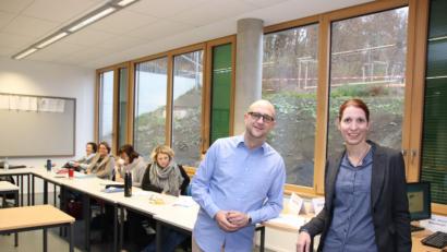 Bild: Thomas Dobler
Stanley Vitte, der Hochschulbeauftragte des Deutschen Journalisten-Verbandes, und die Münchner Medienpädagogik-Professorin Angelika Beranek leiteten am Beruflichen Schulzentrum eine Fortbildung zum Thema „Fake News“ und deren Wirkungen.