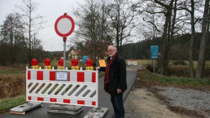 Bild: wro
"Wir mussten rasch handeln", kommentiert Bürgermeister Herbert Bauer die vorsorgliche Brückensperrung an der Hammermühle.