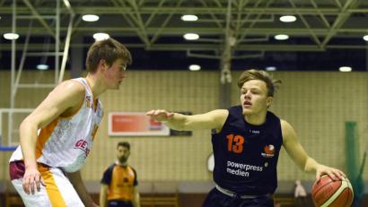 Bild: Büttner, Gerhard
Auch DJK-Aufbauspieler Florian Kurth (am Ball), der wegen des Ausfalls von Sebastian Fritsch und Emmanuel Tarwoe noch mehr Einsatzzeit bekam, reihte sich gegen Zwickau in eine starke Teamleistung ein.