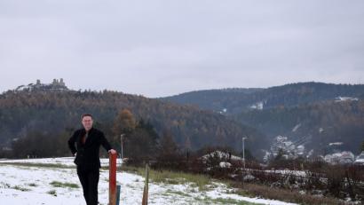 Bild: bö
Darüber freut sich nicht nur Bürgermeister Florian Junkes: Die Erschließung des neuen Wohnbaugebietes in Hohenburg im Bereich Schleicherberg Süd mit dem Namen Am Sandberg ist abgeschlossen. Es bietet einen unverbaubaren Blick auf die Burg. Von den mehr als 25 Parzellen stehen zehn für Bauwillige bereit.