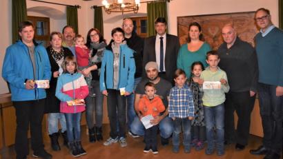 Bild: rgr
Die Luftballons vom Bürgerfest bereiteten für sechs Kinder und Jugendliche doppelt Freude. Diese wurden an Stadtverbandsvorsitzenden Gerhard Mark (Zweiter von rechts) zurückgeschickt. Somit waren auch die Gewinner ermittelt, die ihre Preise von Bürgermeister Edgar Knobloch (Vierter von rechts) entgegennehmen.