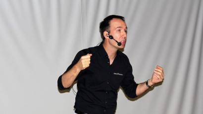 Bild: Dagmar Williamson
Referent und Motivationstrainer Steffen Kirchner vergleicht beim 58. Amberger Seminar Erziehungsmethoden im Schul- und Sportwesen.