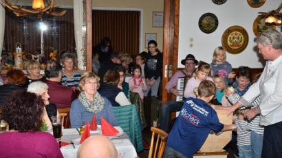 Bild: fjo
Generationsübergreifend drückt das Publikum am Samstagabend ins Gasthaus "Alte Post". Mundart, Musik und Erdäpfel sind Anziehungsknüller.