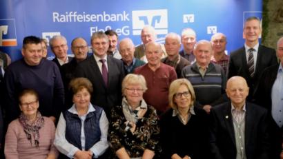 Bild: le
Über Präsente und Urkunden für 30- und 40-jährige Treue freuen sich viele Jubilare.