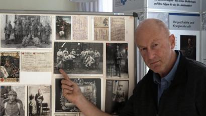 Bild: gis
Josef Wiche vor einer Schautafel der Ausstellung im Rathaus Mehlmeisel. Das Foto zeigt den Soldaten Johann Lehnert in der Kaserne von Fürth.