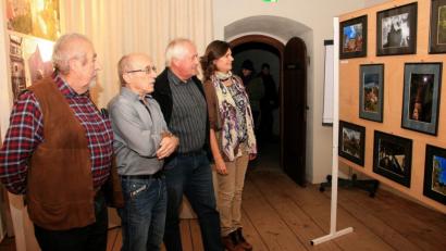 Bild: wro
Eine Auswahl seiner schönsten Bilder präsentiert Siegfried Steinkohl (Zweiter von links) im Burgensaal.
