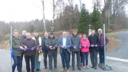 Bild: sl
Manuel Zwick, Marktrat Gerd Scharff, Dietmar Hammerl, Pfarrer Adam Nieciecki, Stefan Haupt, Josef Hartinger, Bürgermeister Anton Kappl, Martin Süß von der Verwaltungsgemeinschaft, Korbinian Schönberger, die Markträtinnen Gerlinde Janker und Marga Schieder-Beierl, Landtagsabgeordneter Stephan Oetzinger und zweiter Bürgermeister Karl Liegl (von links) geben die ausgebaute Straße frei.