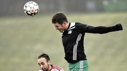 Bild: btg
Der FC Weiden-Ost gewann das Nachholspiel bei Kreisliga-Spitzenreiter SpVgg Vohenstrauß mit 3:2. Julian Weig (rechts), der hier den Luftkampf gegen Sven Krichenbauer gewinnt, erzielte den Siegtreffer.