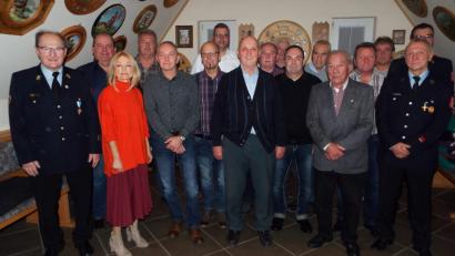 Bild: e
Josef Götz (Fünfter von rechts) und Georg Zickl (Sechster von rechts) sind für ihre 70-jährige Mitgliedschaft bei der Feuerwehr geehrt worden.