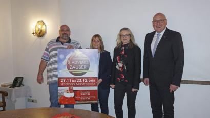 Bild: fphs
Organisator Martin Fuhrmann, Claudia Hiergeist und Kerstin Brunner von der Stadtverwaltung sowie Oberbürgermeister Oliver Weigel (von links) laden zum Marktredwitzer Weihnachtsmarkt ein.