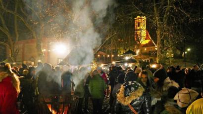 Bild: wbe
Rund um einen Feuerkorb mit der beleuchteten Annabergkirche im Hintergrund verbreitet sich eine besondere Atmosphäre in der kleinen Zeltstadt.