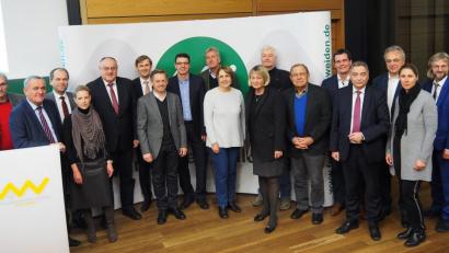 Bild: Bühner
Sie freuen sich über den Erfolg der OTH Amberg-Weiden: Vorstandsmitglieder und Beirat des Fördervereins der OTH Weiden mit den Ehrengästen.