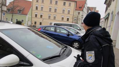 Bild: bl
Eine Mitarbeiterin der Kommunalen Verkehrsüberwachung kontrolliert die Parkscheiben in der Nabburger Altstadt. Ob sich das finanziell für die Stadt lohnt, ist für Bürgermeister Armin Schärtl zweitrangig.