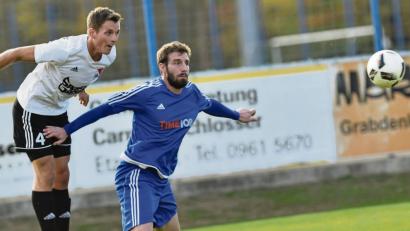 Bild: A. Schwarzmeier
Der SV Etzenricht holte mit dem 2:0-Sieg beim FC Tegernheim drei wichtige Punkte im Kampf um den Klassenerhalt. Johannes Pötzl (rechts, in der Partie gegen Waldkirchen) erzielte den ersten Treffer.