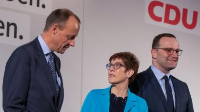 Bild: Arifoto Ug/Michael Reichel/dpa
Friedrich Merz, Annegret Kramp-Karrenbauer, und Jens Spahn (von links) konkurrieren als aussichtsreichste Bewerber um den CDU-Vorsitz.