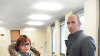 Bild: ca
Schwerer Gang für Witwe Maria H., im Bild mit Anwalt Christoph Scharf. Der Tod ihres Mannes nach einem Behandlungsfehler beschäftigt am Donnerstag das Landgericht Weiden.