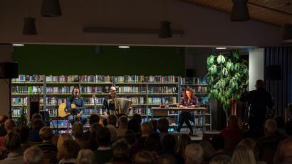 Bild: pml
Die gute besuchte Aula der Mittelschule Weiherhammer. Etwa 135 Gäste waren zur musikalischen Lesung gekommen.