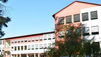 Bild: sm
Die Gemeinde investiert in den kommenden Jahren kräftig ins Schulgebäude der Mittelschule. Unter anderen müssen die 33 Jahre alten Fenster erneuert und die Toiletten saniert werden.