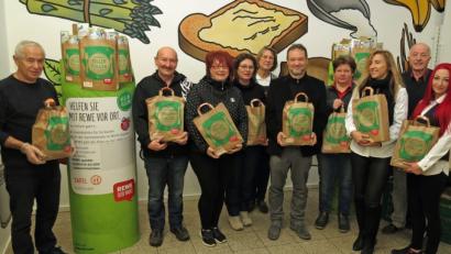 Bild: Dobmeier
Tafel-Vorsitzender Josef Gebhardt (Zweiter von rechts) freute sich über ein Rekordergebnis an Spendentüten mit haltbaren Lebensmittel die zu Weihnachten an die Abholer gratis verteilt werden. Von den Rewe-Märkten von rechts Melanie Holz, Brigitte Meier und Anita Schwirzer sowie die Helfer der Tafel Weiden-Neustadt.