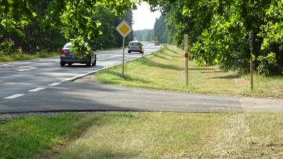 Bild: hou
Parallel zur Staatsstraße bei Freihöls soll das letzte Teilstück des Radweges Schwarzenfeld-Amberg errichtet werden. Doch das Projekt, sofort finanzierbar, scheitert noch immer an Grundstücksverhandlungen.